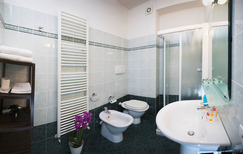 Bathroom 3, Residence Verona Class, Verona