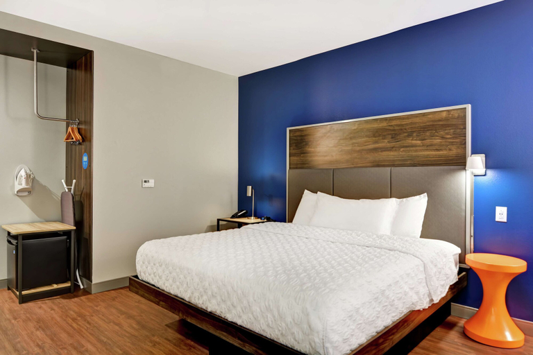 Bedroom 3, Tru by Hilton Middletown, Orange