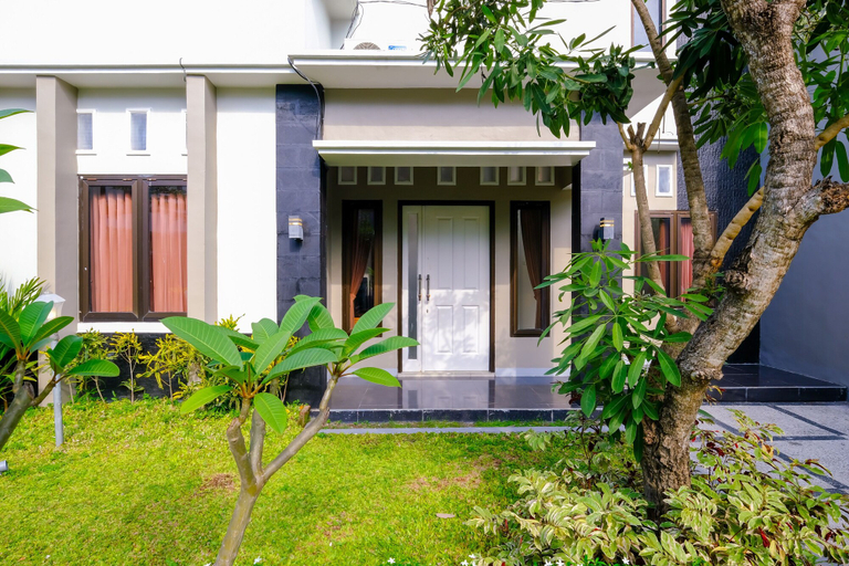 Exterior & Views 2, OYO 2284 Grand Villa Meninting, Lombok