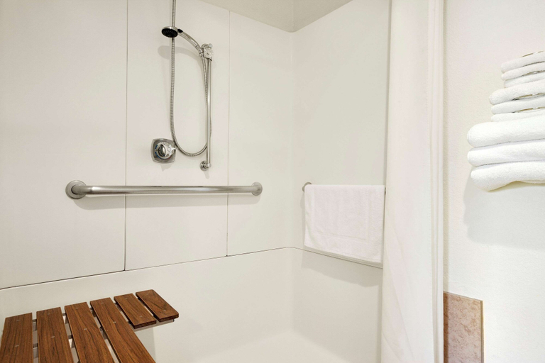 Bathroom 5, Super 8 by Wyndham Houghton, Lake Superior