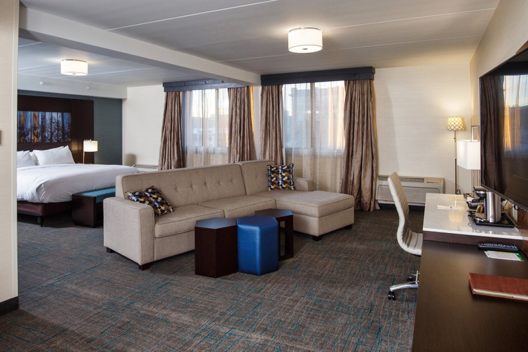 Bedroom 3, DoubleTree by Hilton Neenah, Winnebago