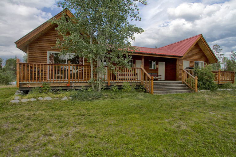 Exterior & Views 2, Eagle Bear Lodge, Cariboo