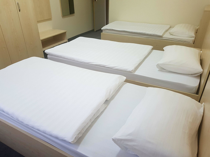 Bedroom 3, Berlin Art Hotel