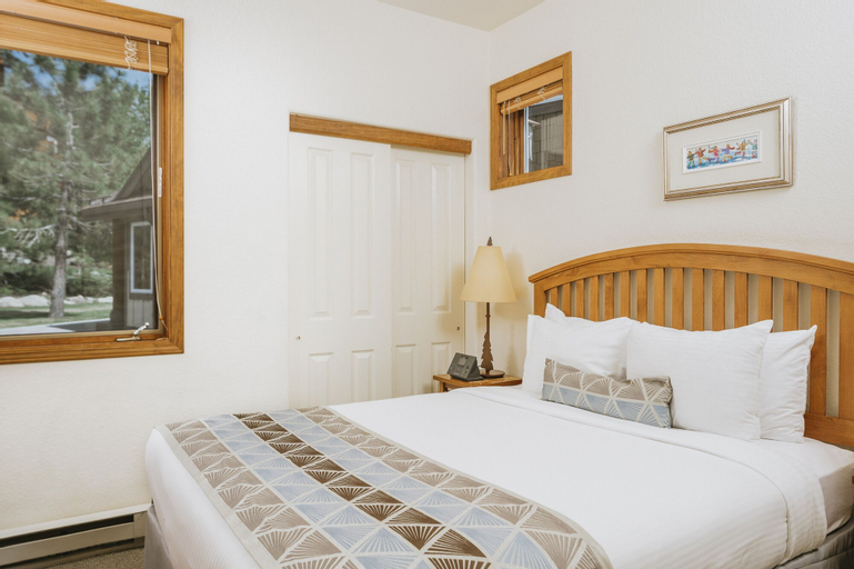 Bedroom 3, Juniper Springs Resort, Mono