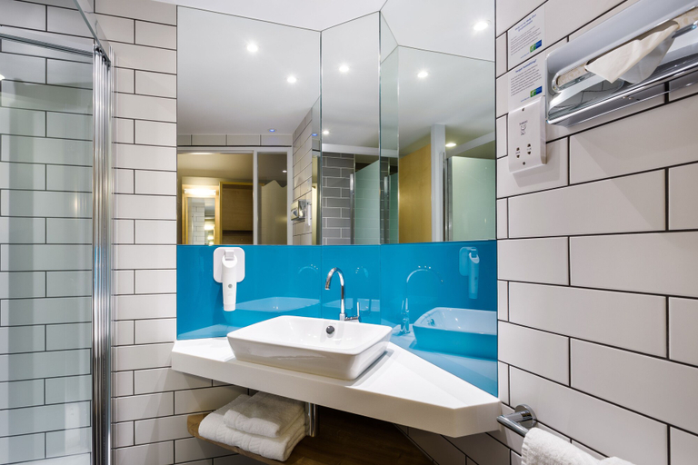 Bathroom 4, Holiday Inn Express LONDON - WATFORD JUNCTION by IHG, Hertfordshire