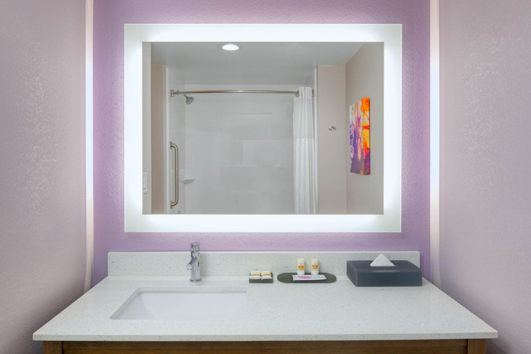 Bathroom 5, La Quinta Inn & Suites by Wyndham Perry, Houston