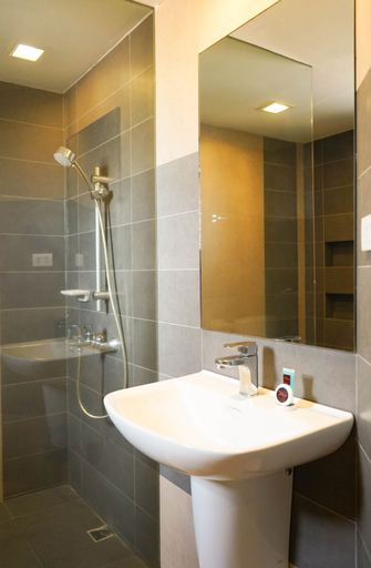 Bathroom 4, Tacloban Plaza Hotel, Tacloban City