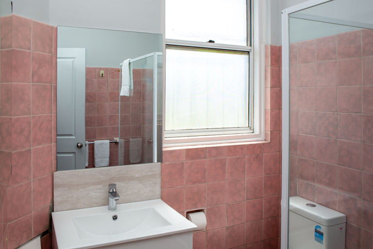 Bathroom 3, Five Islands Hotel, Wollongong Bal