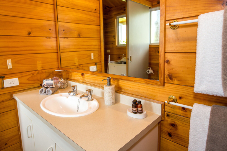 Bathroom 4, Tatahi Lodge Beach Resort, Thames-Coromandel