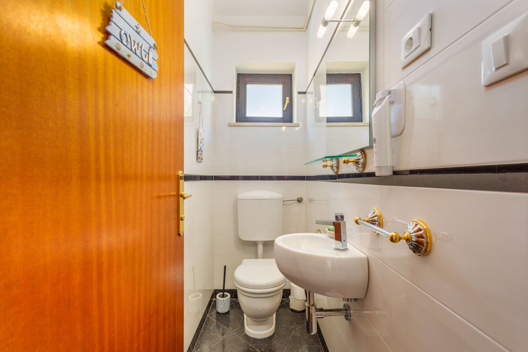 Bathroom 5, Bright 3-bedroom Apartment in Lovran, Lovran