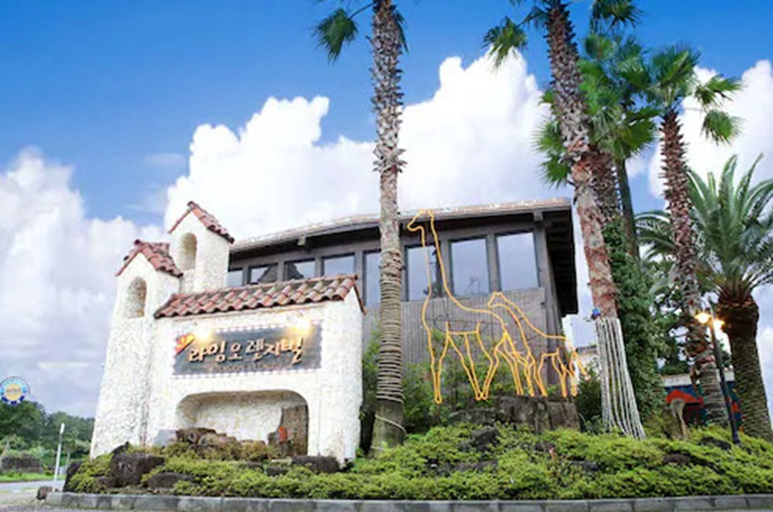 Exterior & Views