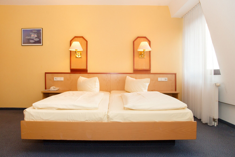 Bedroom 3, Montana Hotel Nürnberg-West, Fürth