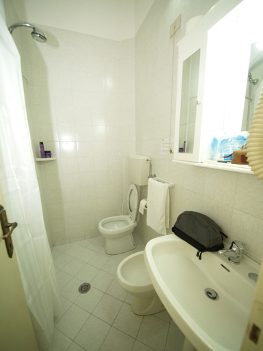 Bathroom 5, Hotel Cilene, Lucca