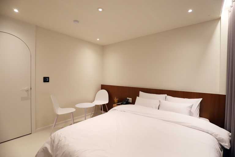 Bedroom 4, Biennale Hotel, Buk
