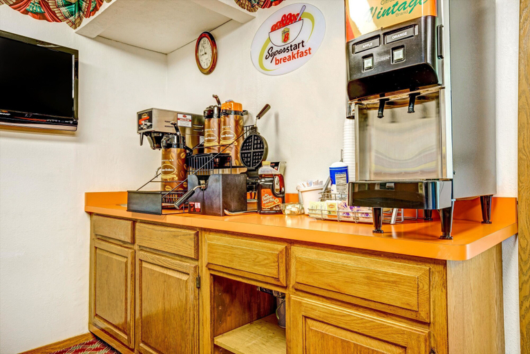 Food & Drinks 5, Super 8 By Wyndham Chaska, Carver