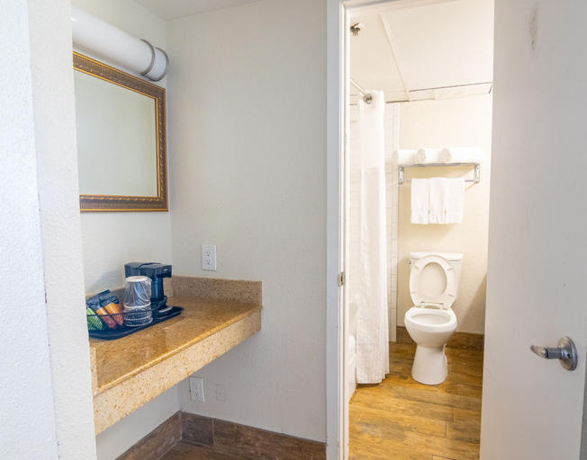Bathroom 4, Emerald Beach Hotel, Nueces