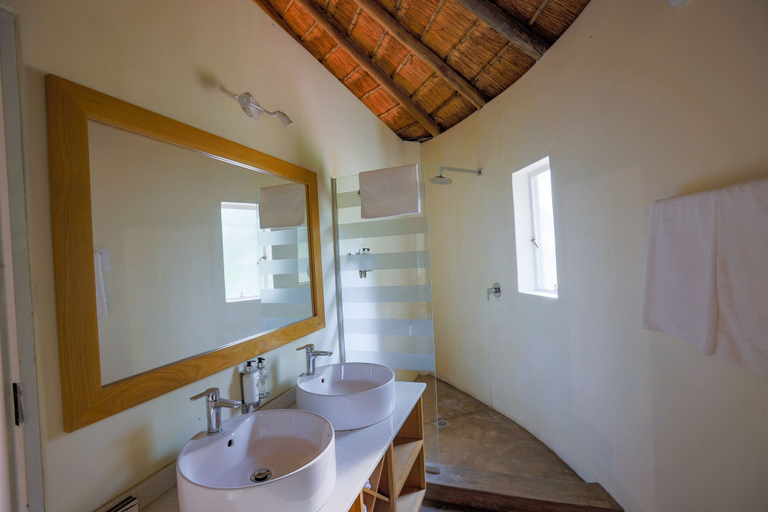 Bathroom 3, Sefapane Lodges and Safaris, Mopani