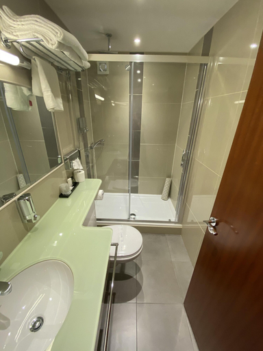 Bathroom 5, The Prom Hotel, Norfolk