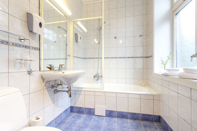 Bathroom 4, Tyssedal Hotel, Odda