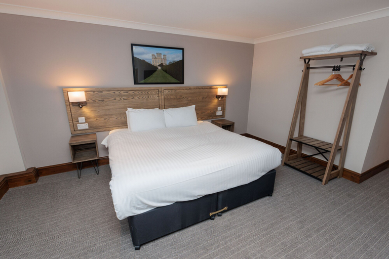 Bedroom 2, Boundary, Alfreton by Marston's Inns, Derbyshire