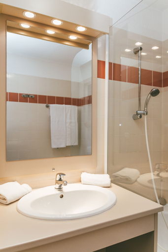 Bathroom 4, Terres de France - Appart'Hôtel Le Splendid, Isère