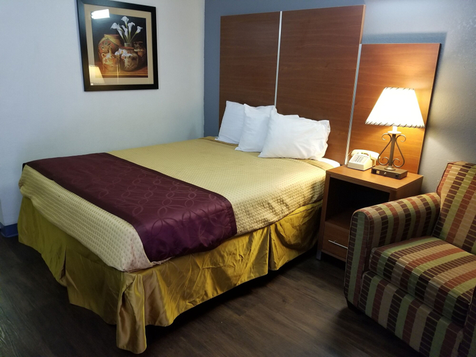 Bedroom 4, Travelodge by Wyndham Albuquerque West, Bernalillo