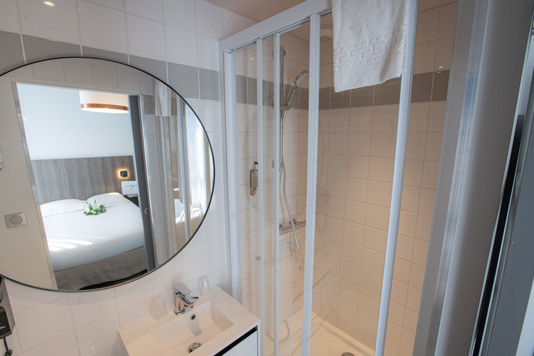 Bathroom 5, Hotel Central, Vienne
