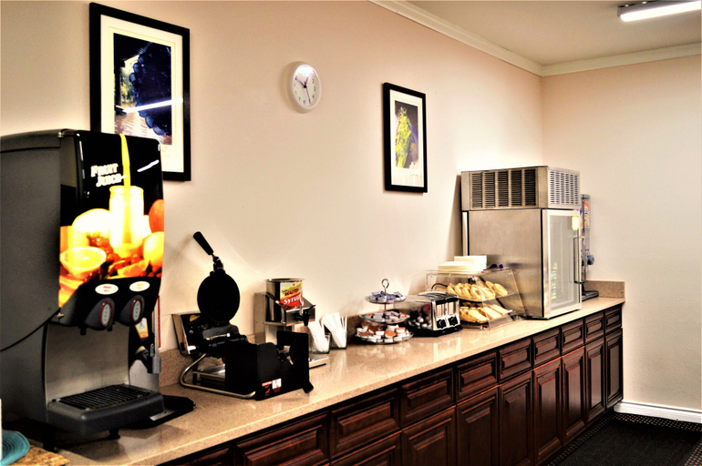 Food & Drinks 5, GuestHouse Enumclaw, King