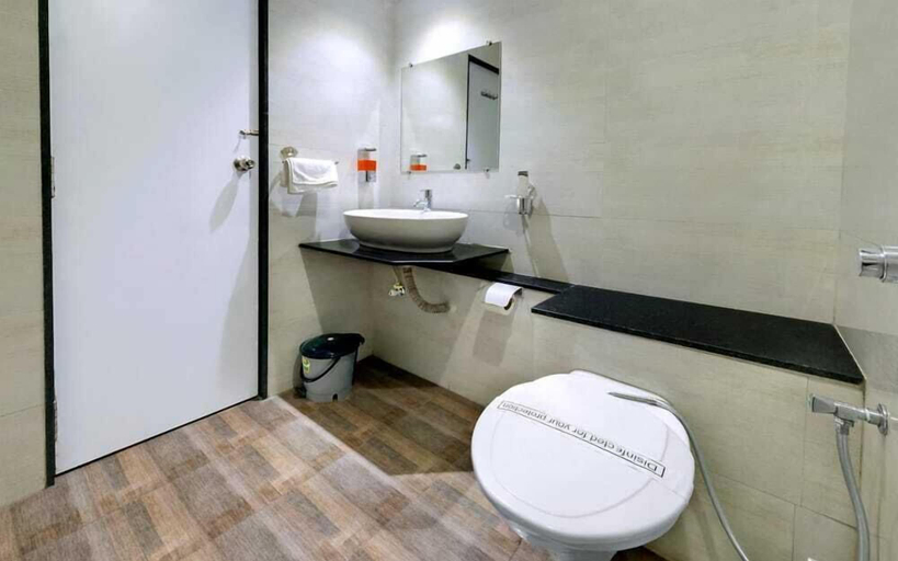 Bathroom 4, Hotel Shital Inn, Ahmadabad