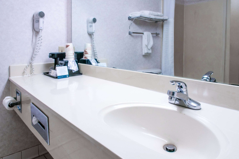 Bathroom 5, Quality Inn Moore - Oklahoma City, Oklahoma
