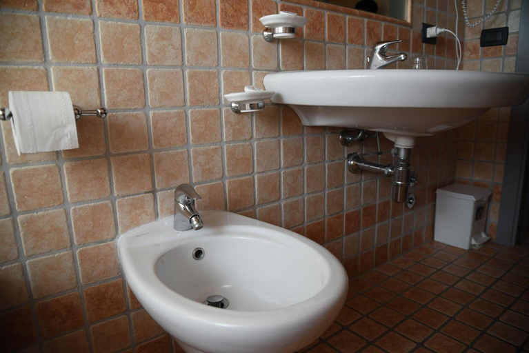 Bathroom 3, Carlo's Hotel, Livorno