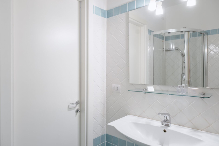 Bathroom 4, Hotel Angedras, Sassari