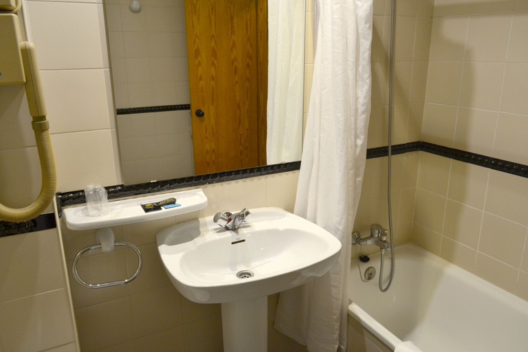 Bathroom 4, Hotel Alda El Pasaje, Asturias