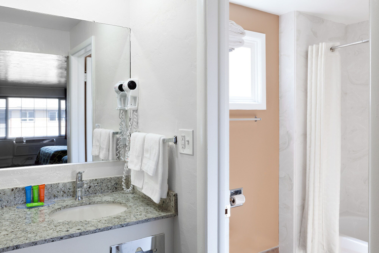 Bathroom 4, Downtown Inn, Lane