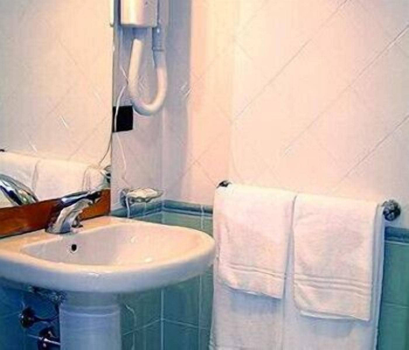Bathroom 3, Albergo Leonardo, Brescia