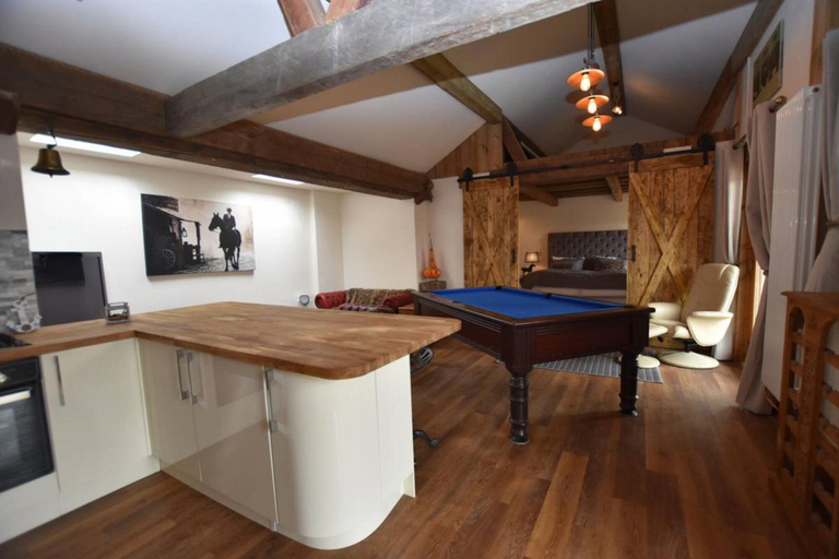 Others 5, Oak Tree Stables, Worcestershire