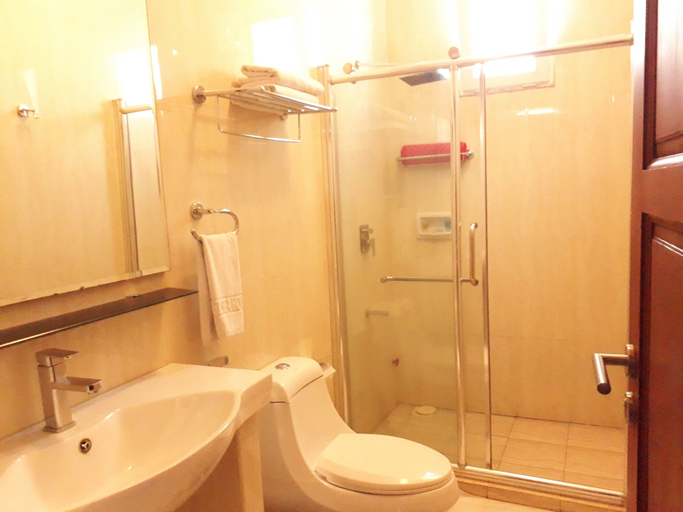 Bathroom 4, Chelsea Hotel, Ilala