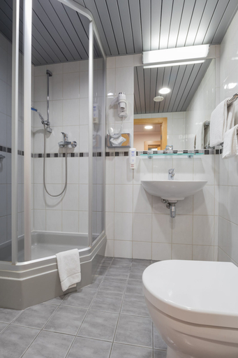 Bathroom 4, Riga Islande Hotel with FREE parking, Riga
