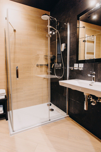 Bathroom 4, Szara Willa, Ople