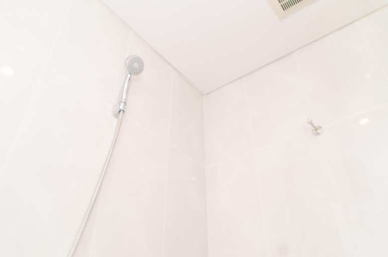 Bathroom 3, Restful And Comfy Studio At Serpong Garden Apartment, Tangerang