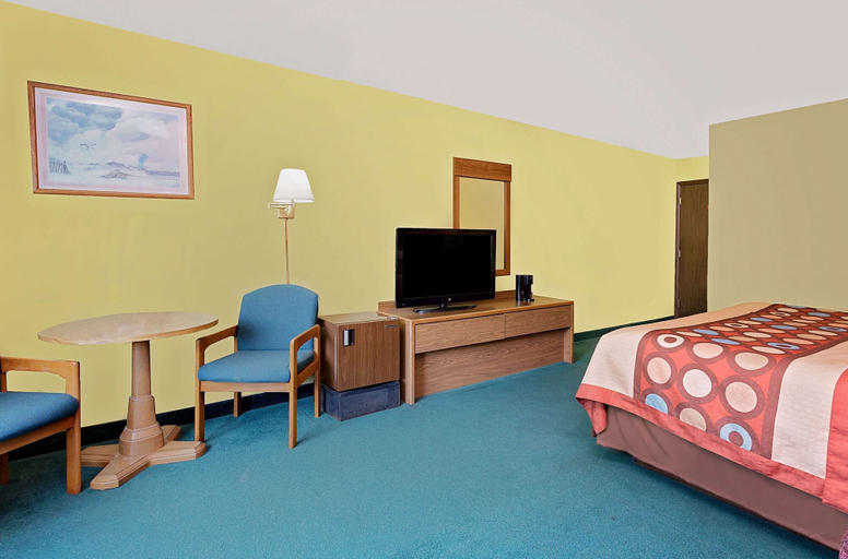 Bedroom 3, Super 8 by Wyndham Sturgeon Bay, Door