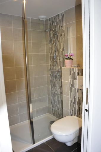 Bathroom 3, Hôtel de la Baie de Paimpol, Côtes-d'Armor