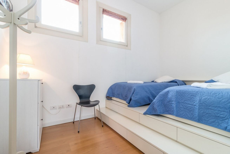 Room 5, Carmini Canal View and Balcony with Lift, Venezia