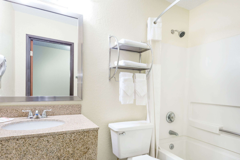 Bathroom 4, Super 8 by Wyndham Franklin/Middletown Area, Warren