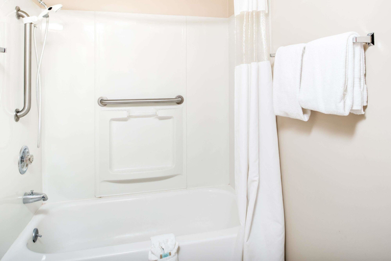 Bathroom 4, Travelodge by Wyndham Kalispell, Flathead