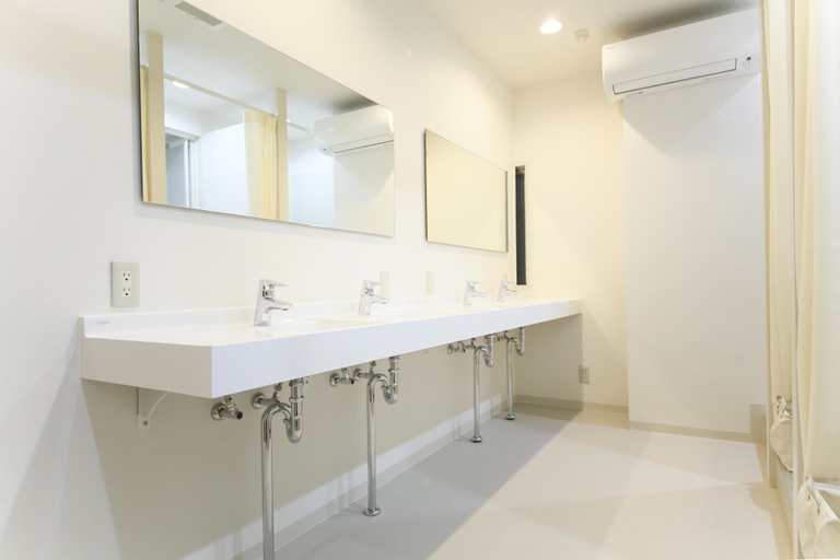 Bathroom 5, Roots Hostel, Osaka
