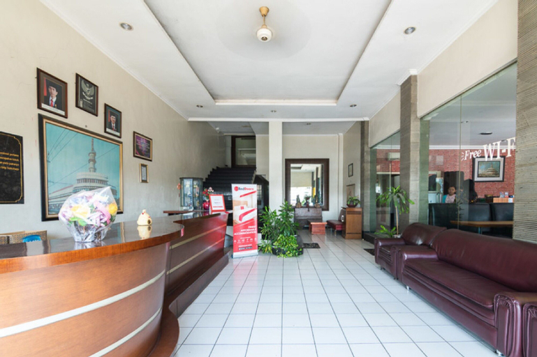 Public Area 3, RedDoorz @ Urip Sumoharjo, Surabaya
