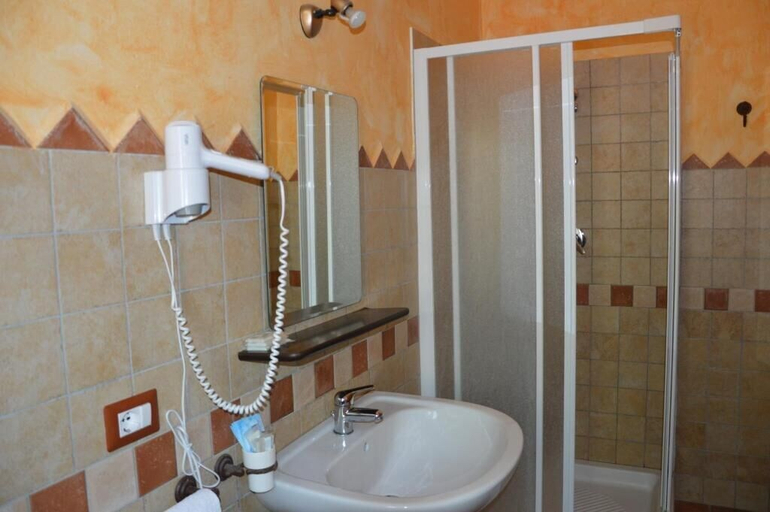 Bathroom 5, Hotel Sant'Elene, Nuoro