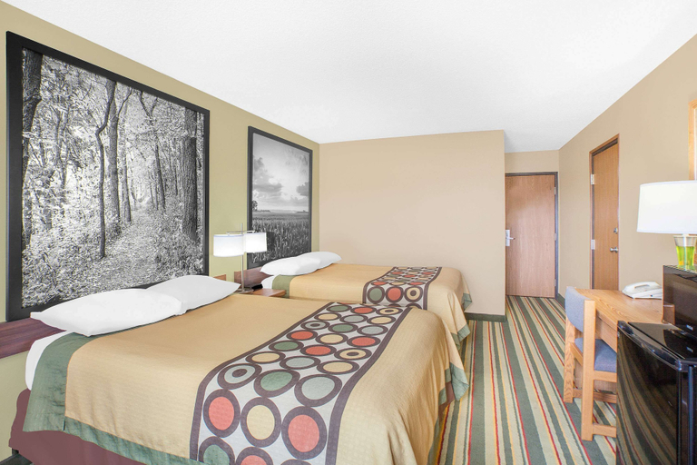 Bedroom 2, Super 8 by Wyndham Mt Pleasant, Henry