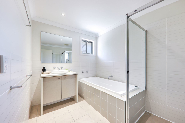Bathroom 4, Large House with Pool, Caloundra - Caloundra N.